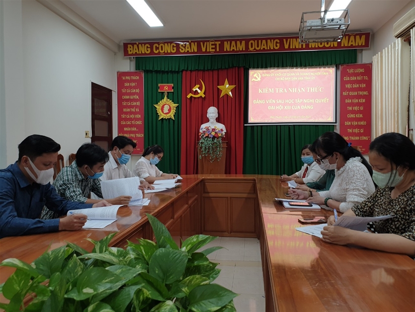 Chi bộ Ban Dân vận Tỉnh ủy tổ chức kiểm tra kiến thức đảng viên sau học tập Nghị quyết Đại hội  lần thứ XII của Đảng