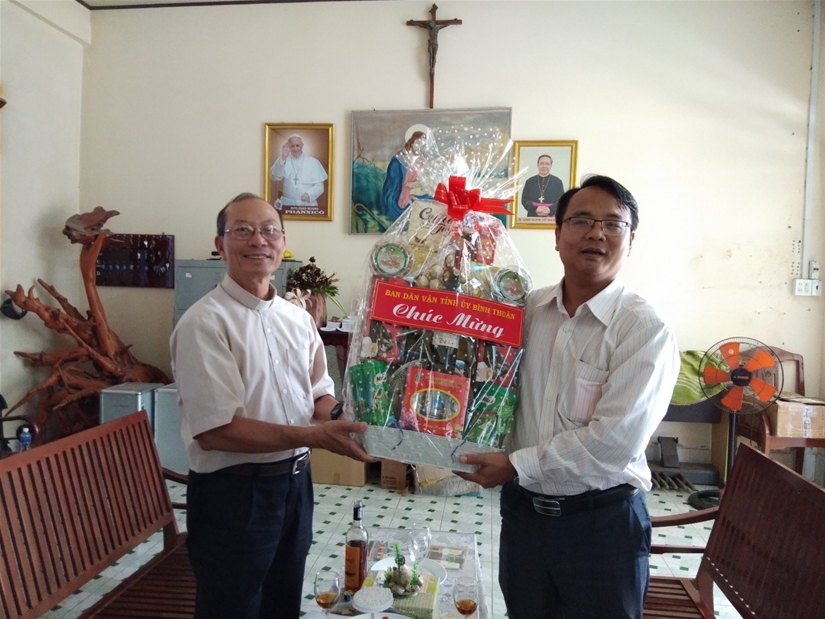 Đồng chí Đặng Hồng Sỹ - UVTV Tỉnh ủy, Trưởng Ban Dân vận Tỉnh ủy thăm, chúc mừng Giáng sinh tại Giáo xứ Tân Lý (Lagi)
