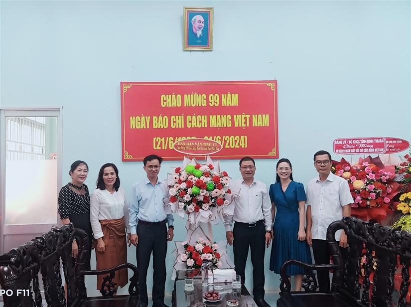 Đồng chí Nguyễn Linh Nhơn, Phó Trưởng Ban Thường trực Ban Dân vận Tỉnh ủy đến thăm, chúc mừng Báo Bình Thuận
