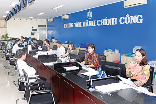 Giải quyết thủ tục hành chính cho người dân tại Trung tâm Hành chính công tỉnh (ảnh tư liệu từ Báo Bình Thuận).