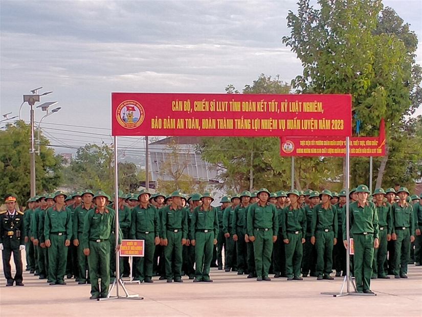 Cán bộ, chiến sĩ LLVT tỉnh tham gia dự lễ ra quân huấn luyện năm 2023