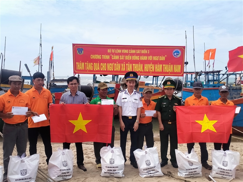 Tặng quà và cờ Tổ quốc cho bà con ngư dân thôn Thanh Phong, xã Tân Thuận, huyện Hàm Thuận Nam.